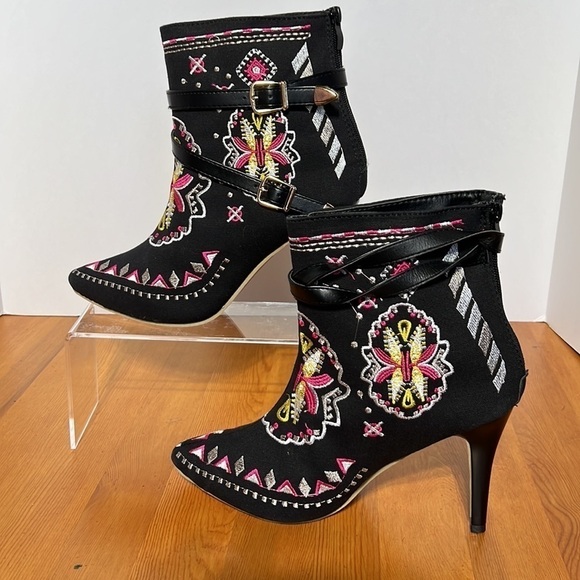 Embroidered stiletto black ankle booties. Size 39. NWOT. - Picture 2 of 6